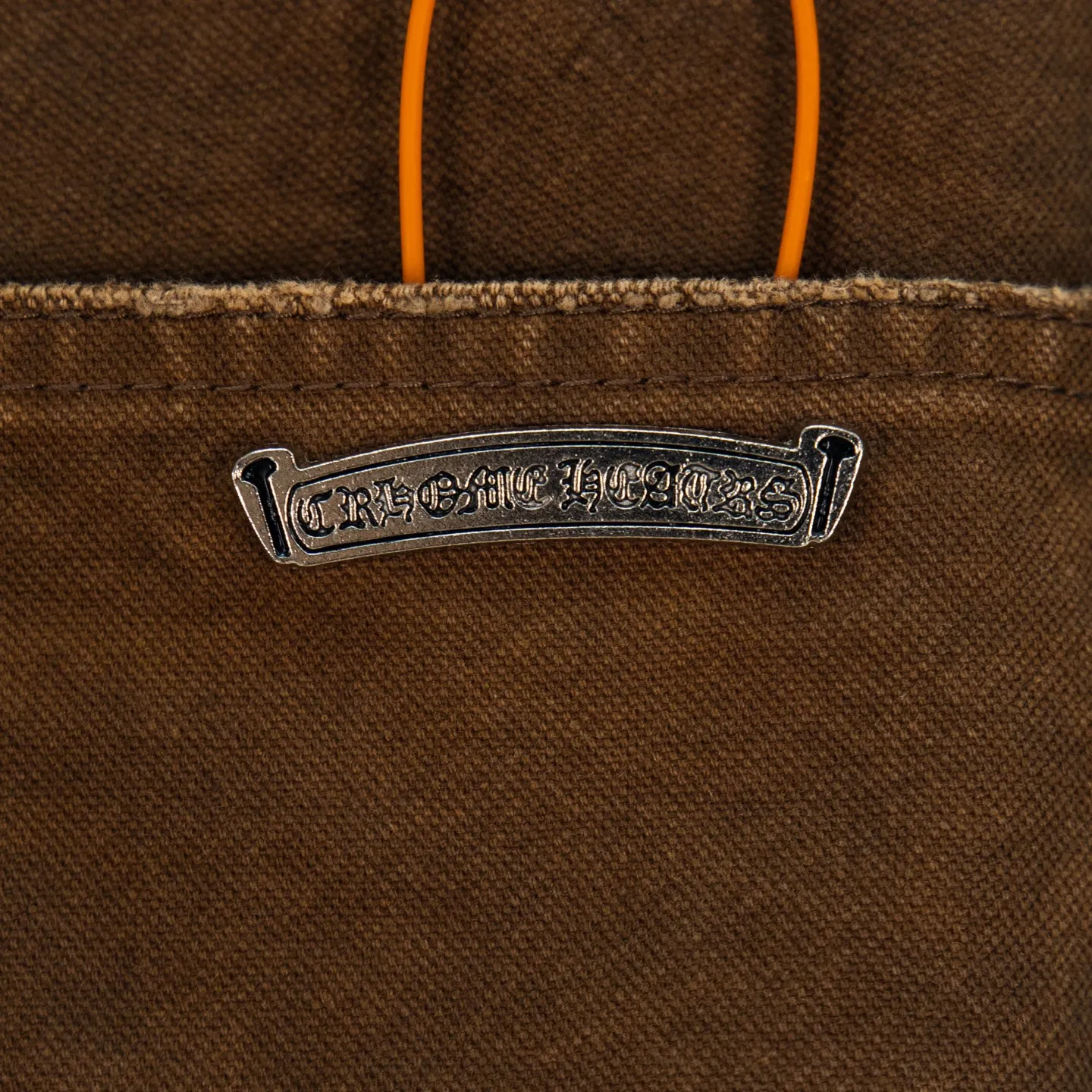 P290 Chrome Hearts Chrome Hearts brown logging purple multi-leather jeans Multi-leather standard work jeans pants CH jeans need to be washed and then disassembled and hand-stitched with sheepskin cross leather and then spliced to complete. The whole process is too complicated to explain. About Chrome Hearts This is an extremely luxurious fashion brand that can also be called the nobility of the high street. It has always been an exclusive brand for some hipsters or rich second generations. Compared with ordinary high streets, it is more luxurious and noble. Compared with luxury brands, it has a more fashionable personality. It has always been a brand that I have a special liking for. Style number: 1786# Color: Brown Size: 28 30 32 34 36
